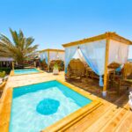 CABANE PRIVEE AVEC PISCINE.........................................................................................................................120 DT